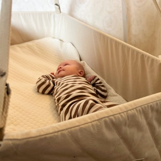 Fast og flad bund giver baby god plads til at ligge udstrakt