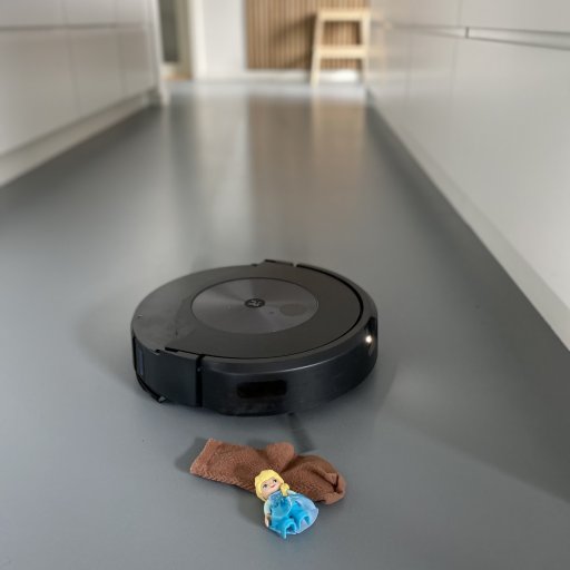 Den intelligente robot navigerer selv uden om legetøj og andre forhindringer