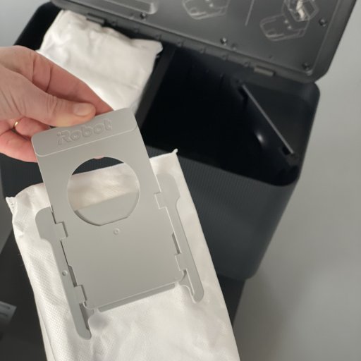 Clean Base tømmer automatisk robotten, når rengøringen er færdig