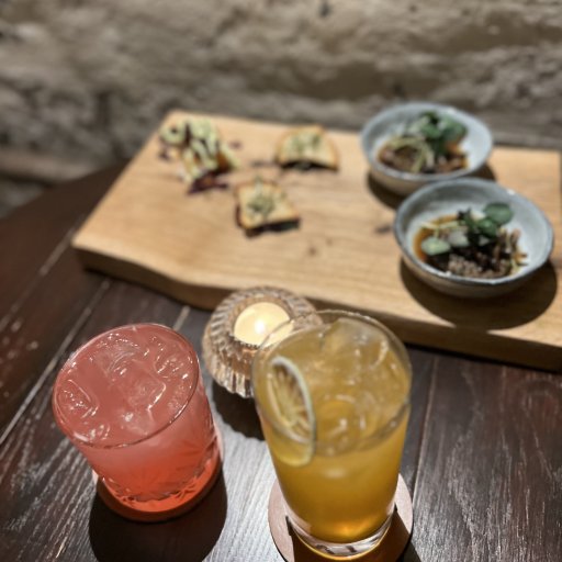En aften med cocktails, mange serveringer og masser af forkælelse