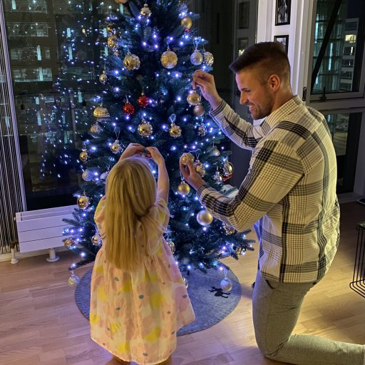Et juletræ med lys i alle farver