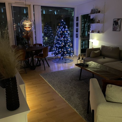Et juletræ med lys i alle farver