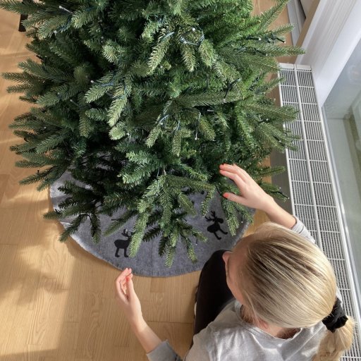 Et juletræ med lys i alle farver