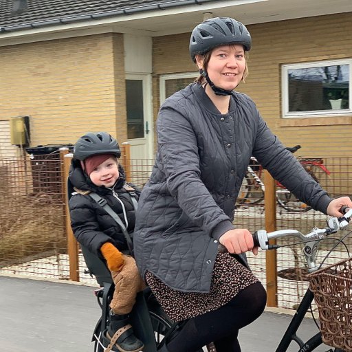 Klar til nye eventyr – Vigga nyder udsigten fra Urban Iki Rear Seat
