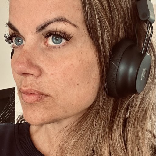 Camilla nyder at kunne høre god lyd