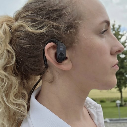 Irina bruger aktivt sine nye høretelefoner