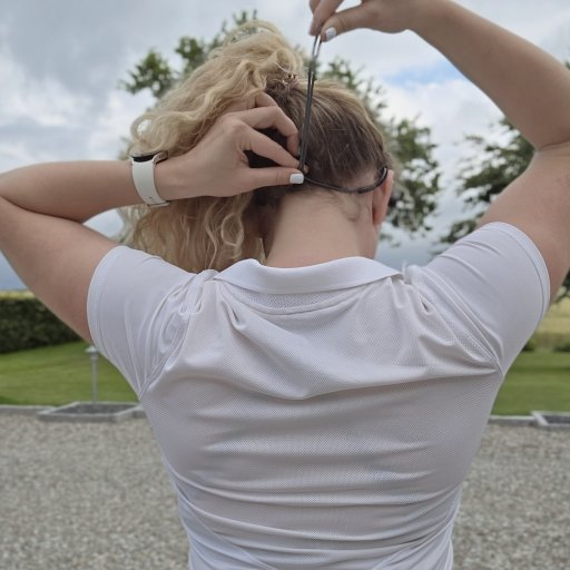 Irina bruger aktivt sine nye høretelefoner