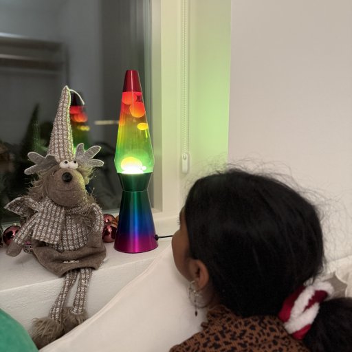 Den smukke lampe har fÄet en fin plads i vindueskarmen