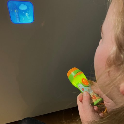 Najdas piger i fuld gang med at teste