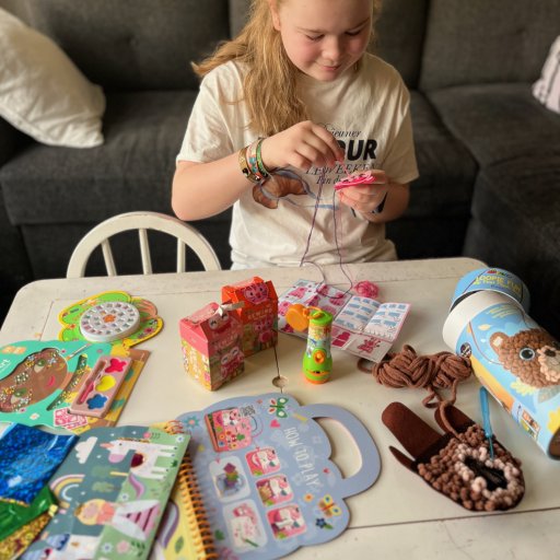 Najdas piger i fuld gang med at teste