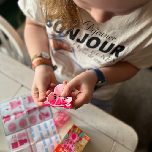 Najdas piger i fuld gang med at teste