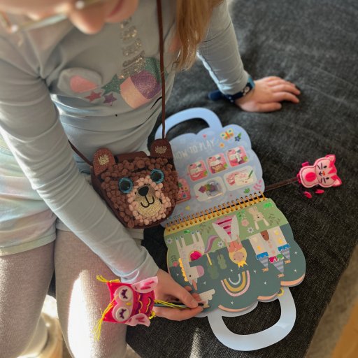 Najdas piger i fuld gang med at teste