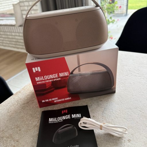 Joan er glad for sin nye højtaler