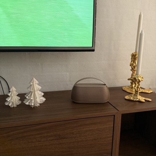 Joan er glad for sin nye højtaler