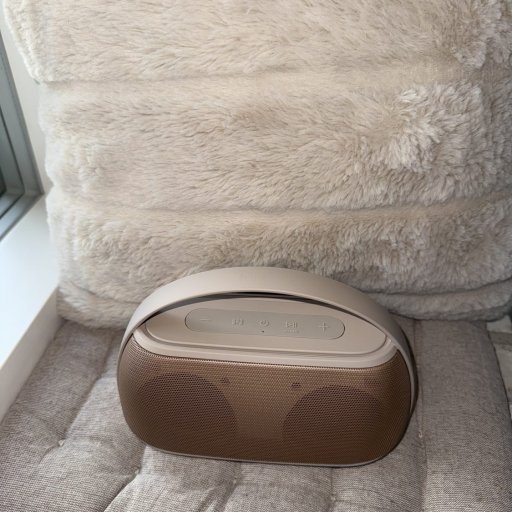 Joan er glad for sin nye højtaler