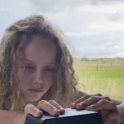 CHARGE & PLAY MINI II – Kompakt højttaler og trådløs oplader i ét smart design