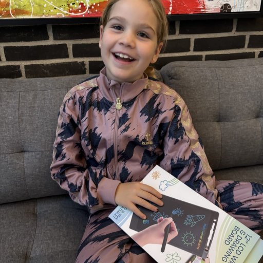 Kreativ ro og tegneglæde – Frida tester LCD-tavlen