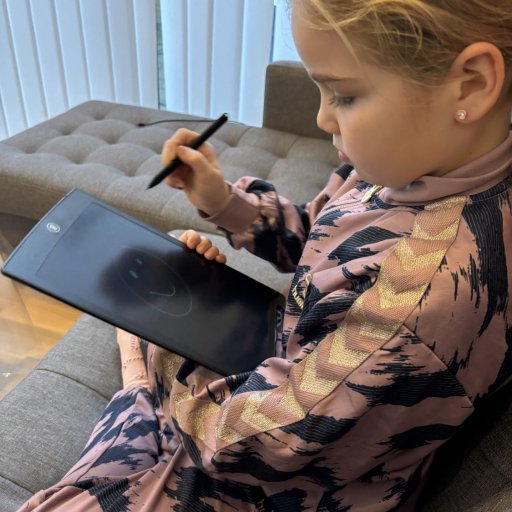 Kreativ ro og tegneglæde – Frida tester LCD-tavlen