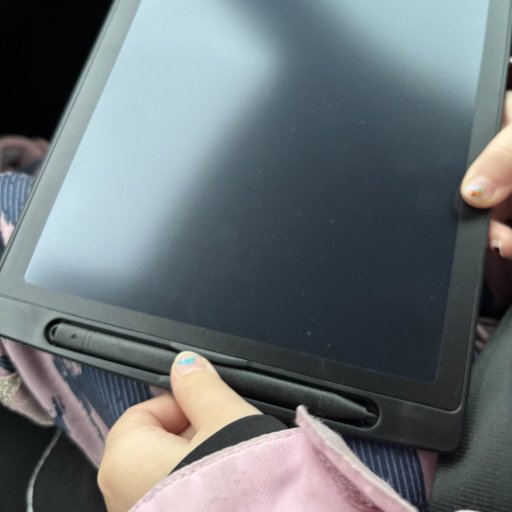 Kreativ ro og tegneglæde – Frida tester LCD-tavlen