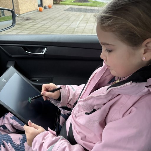 Kreativ ro og tegneglæde – Frida tester LCD-tavlen