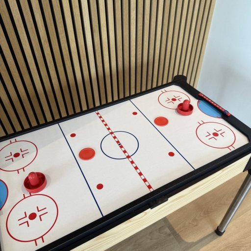 Konkurrence, grin og søskendekampe ved multispillebordet