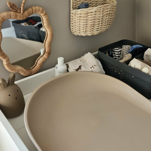 Stabil komfort og rolige farver ved puslepladsen