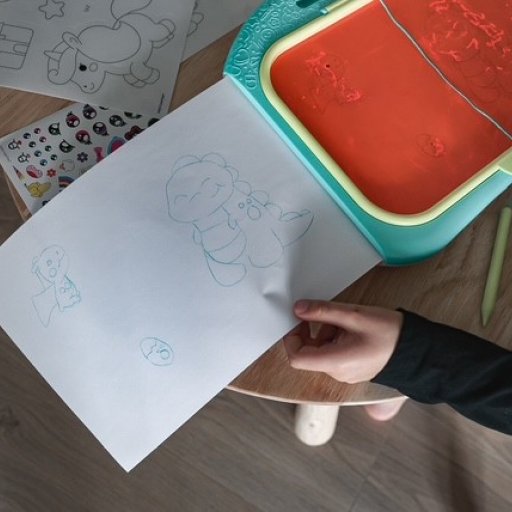 Stolt kunstner i gang – kreativiteten får frit spil