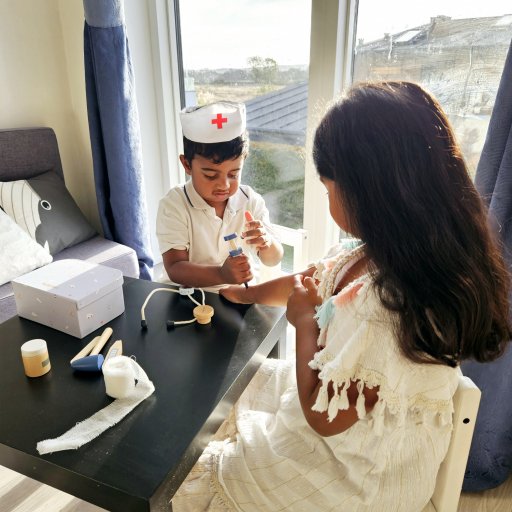 Omsorgsleg der styrker fantasi og empati