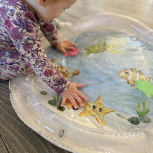 Smil, udvikling og babyglæde på tæppet