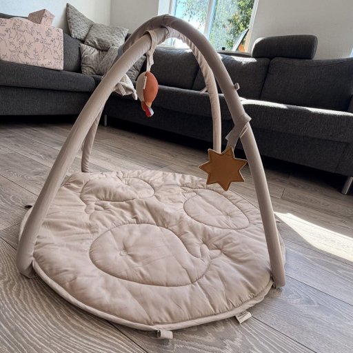 Smil, udvikling og babyglæde på tæppet