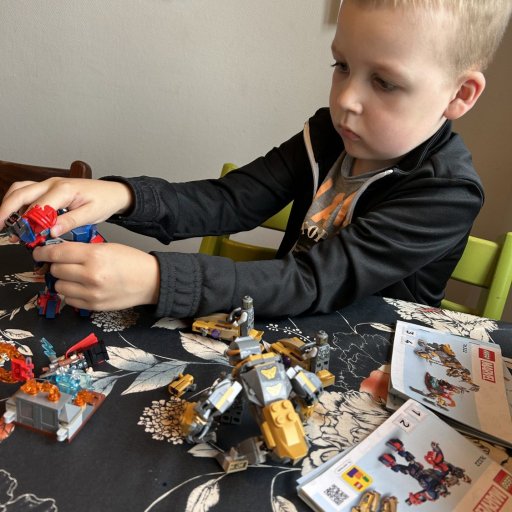 Superhelte klar til kamp â Marvel-action og byggeleg i ĂŠt sĂŚt