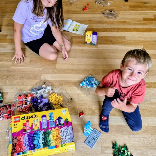 Farver, fantasi og familietid – kreative huse bygget med LEGO