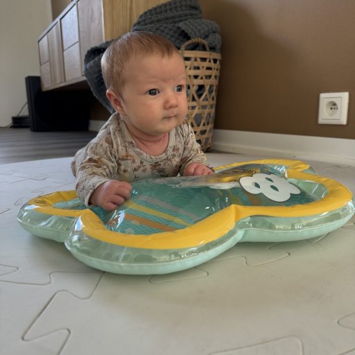 Sjov mavetid med plask, farver og Peter Plys