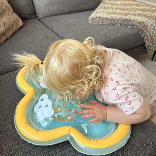 Sjov mavetid med plask, farver og Peter Plys