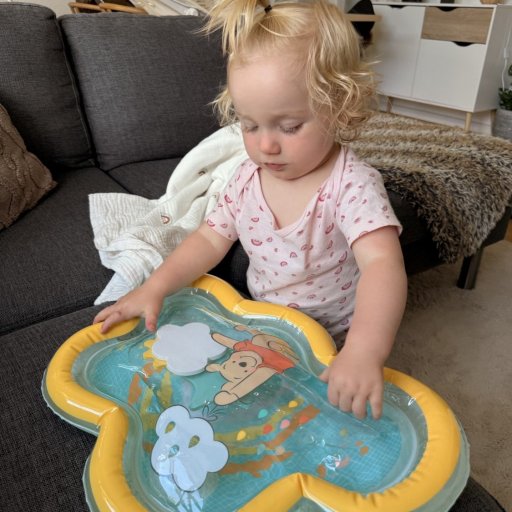 Sjov mavetid med plask, farver og Peter Plys