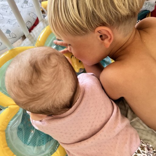 Sjov mavetid med plask, farver og Peter Plys