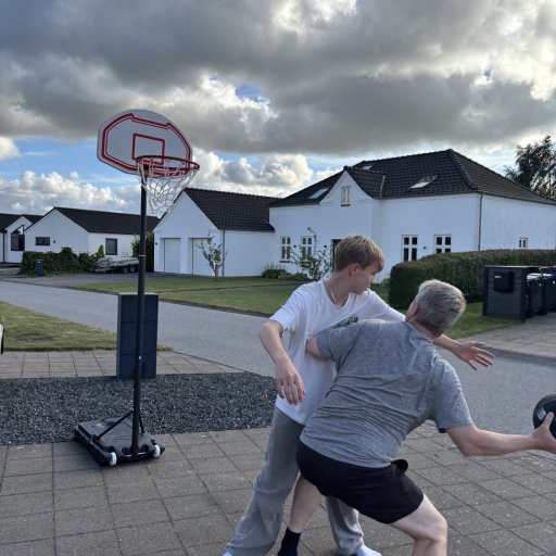 Aktiv familietid i indkørslen – basket for alle aldre