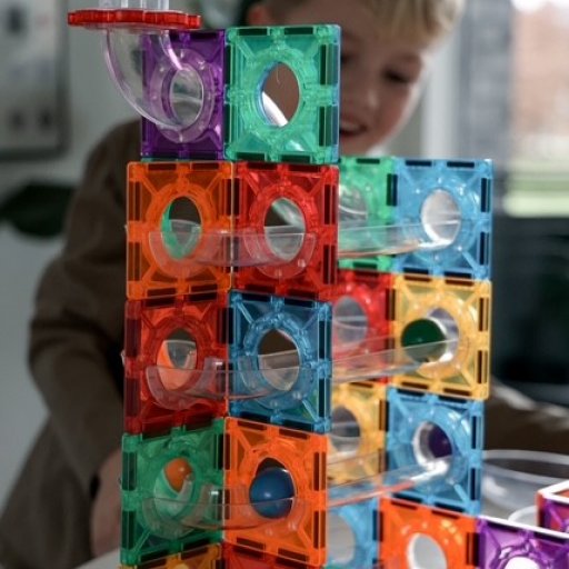 100 dele, kĂŠmpe grin og kugler i fuld fart.