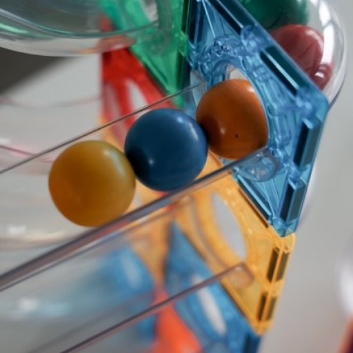 100 dele, kĂŠmpe grin og kugler i fuld fart.