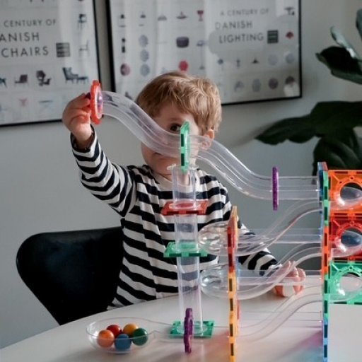 100 dele, kĂŠmpe grin og kugler i fuld fart.