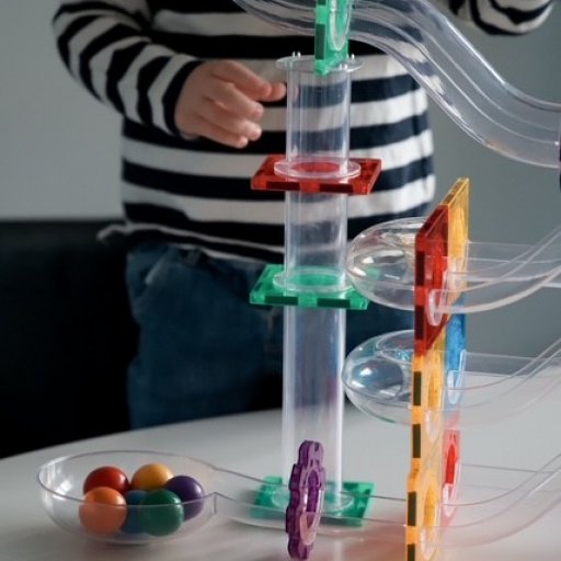 100 dele, kĂŠmpe grin og kugler i fuld fart.