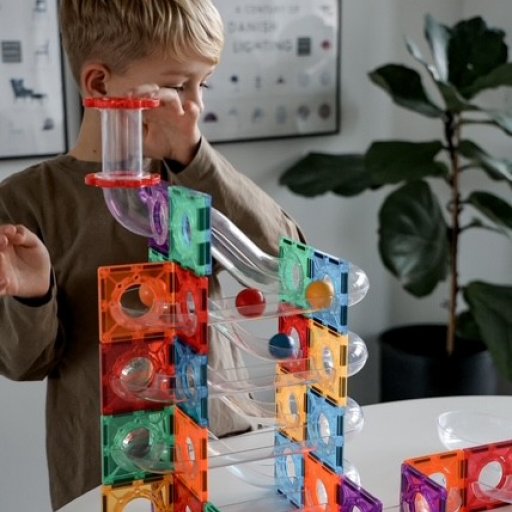 100 dele, kĂŠmpe grin og kugler i fuld fart.