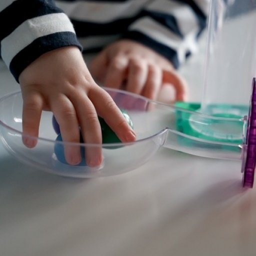 100 dele, kĂŠmpe grin og kugler i fuld fart.