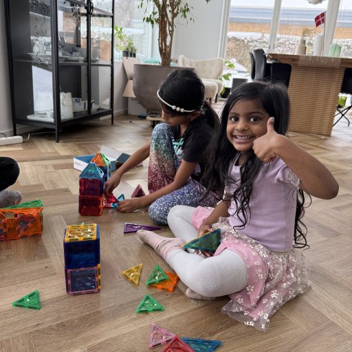 Tre piger, Ă©n leg â og ingen skĂŠrm i sigte.