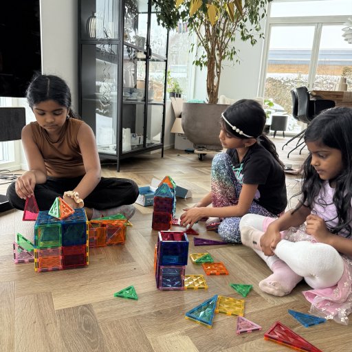 Tre piger, Ă©n leg â og ingen skĂŠrm i sigte.