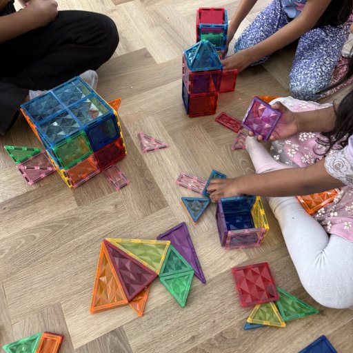 Tre piger, Ă©n leg â og ingen skĂŠrm i sigte.