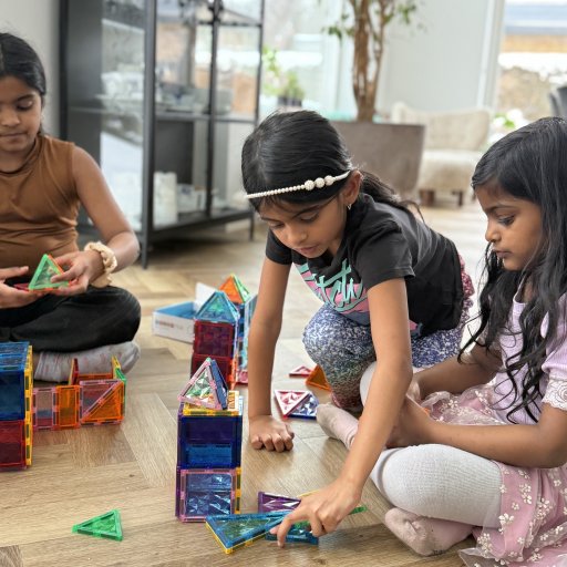 Tre piger, Ă©n leg â og ingen skĂŠrm i sigte.