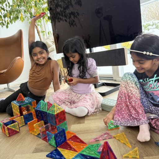 Tre piger, Ă©n leg â og ingen skĂŠrm i sigte.