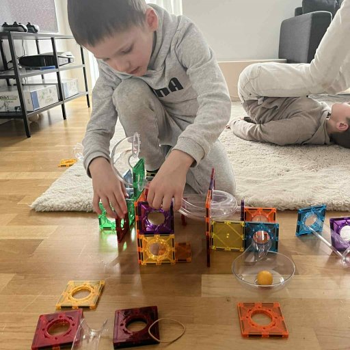 Robust kuglebane, kreativitet og byggeri med hjĂŠlp.