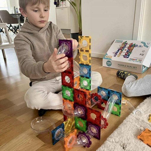 Robust kuglebane, kreativitet og byggeri med hjĂŠlp.